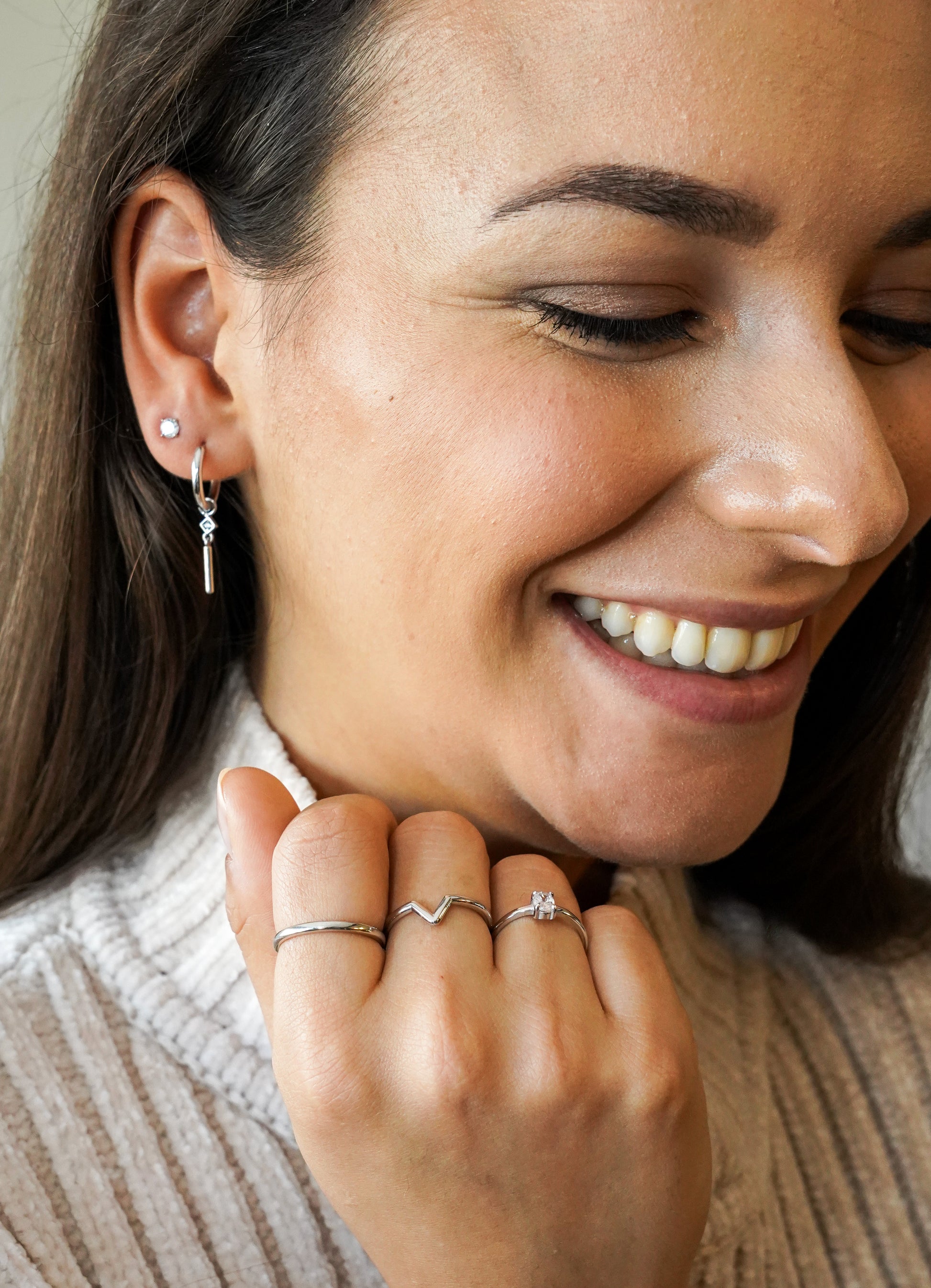 Modelfoto met fijne zilveren sieraden