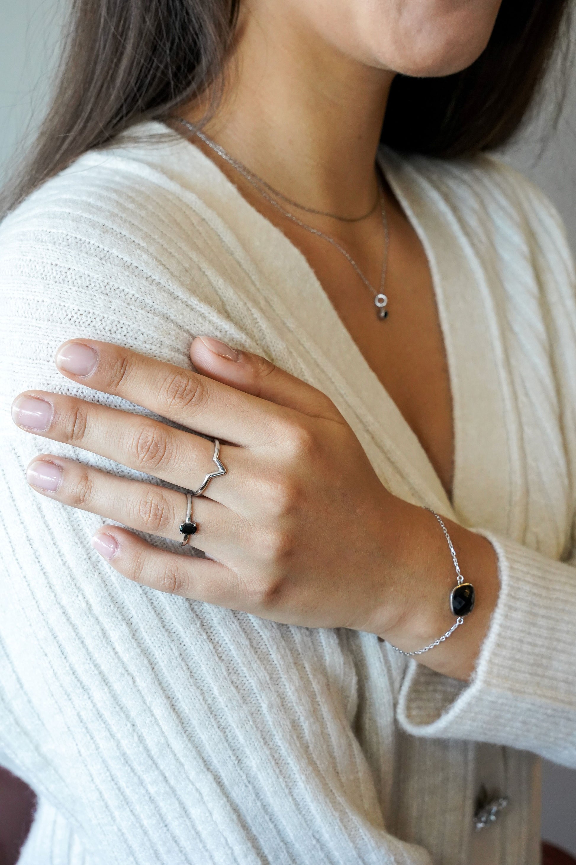 Modelfoto fijne zilveren sieraden
