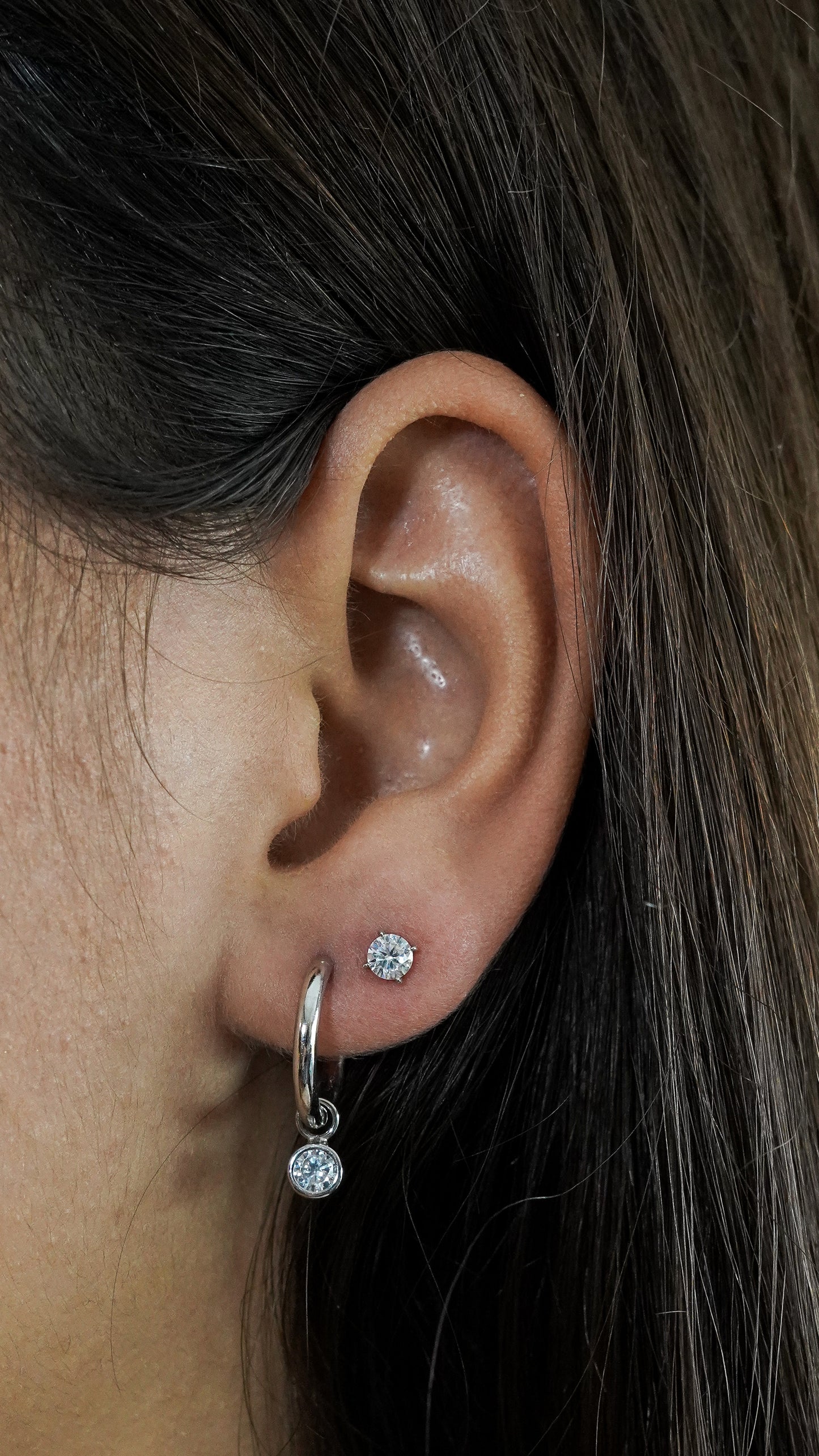 Modelfoto oorring en oorsteker zilver zirkonia